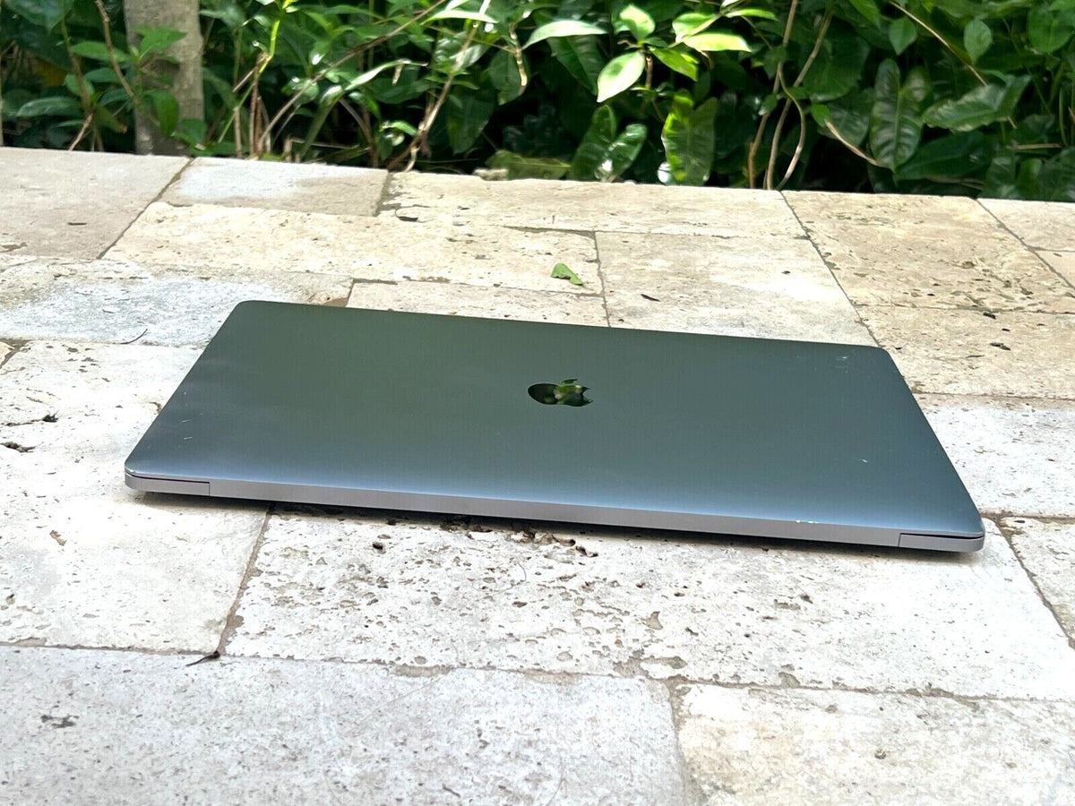 15 Inch Apple MacBook Pro ﻿Sequoia | 6-Core i9 | a1990